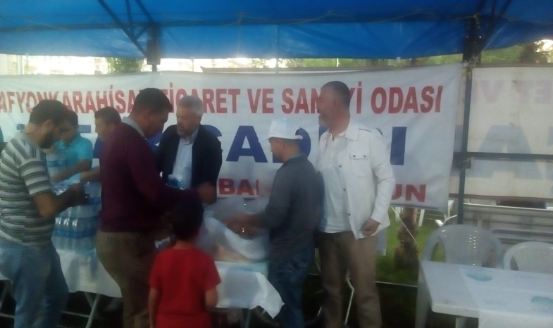 İFTAR ÇADIRI'NDA YEMEK DAĞITIMINA DEVAM